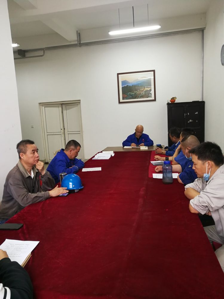 機(jī)加裝配黨支部召開(kāi)全體黨員大會(huì)，組織主題教育學(xué)習(xí)。