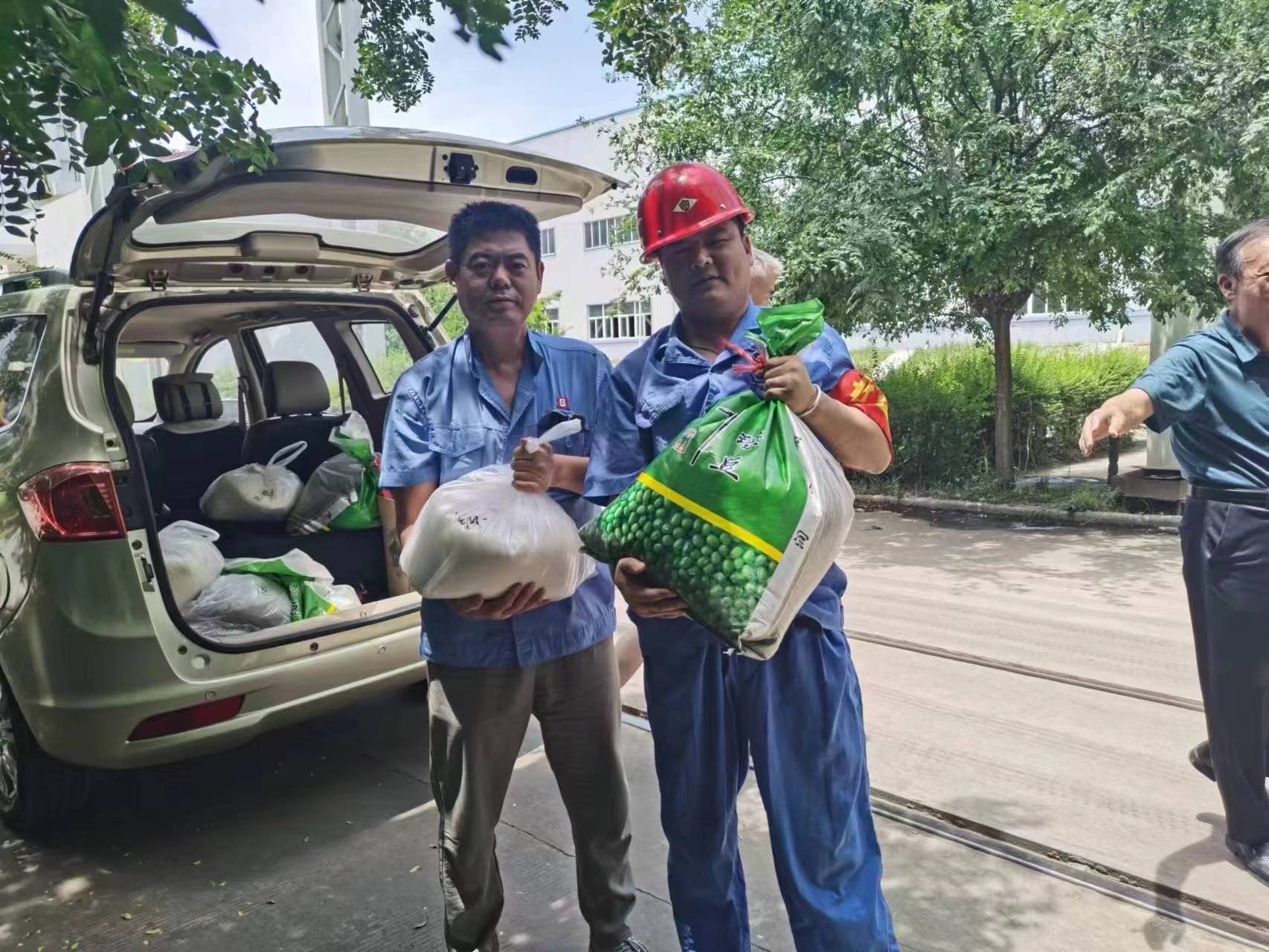 給一線(xiàn)生產(chǎn)車(chē)間和工地職工購(gòu)買(mǎi)了一批白糖、綠豆等防暑降溫品送到了車(chē)間工地