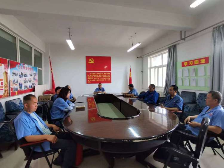 運(yùn)輸采供黨支部召開(kāi)黨員大會(huì)，組織主題教育集中學(xué)習(xí)。